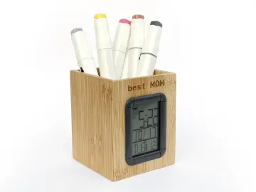 Stiftehalter mit Digitaluhr aus Holz, personalisiert